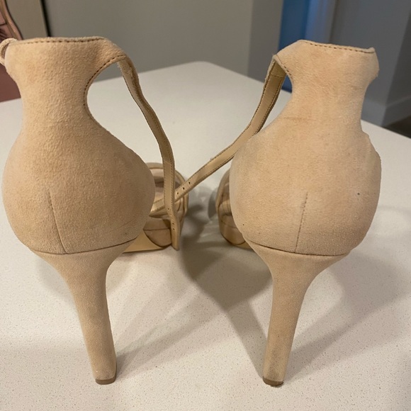Nine West cream faux suede straps heels size 9M - Picture 4 of 7